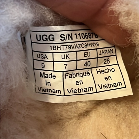 UGG NWOT Black suede Moccasins with Cream Lining women’s size 9 - Picture 4 of 8